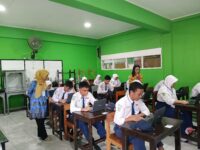 Hari Kedua Ujian Asesmen Sumatif Akhir Jenjang SMP Hikmah Yapis Jayapura