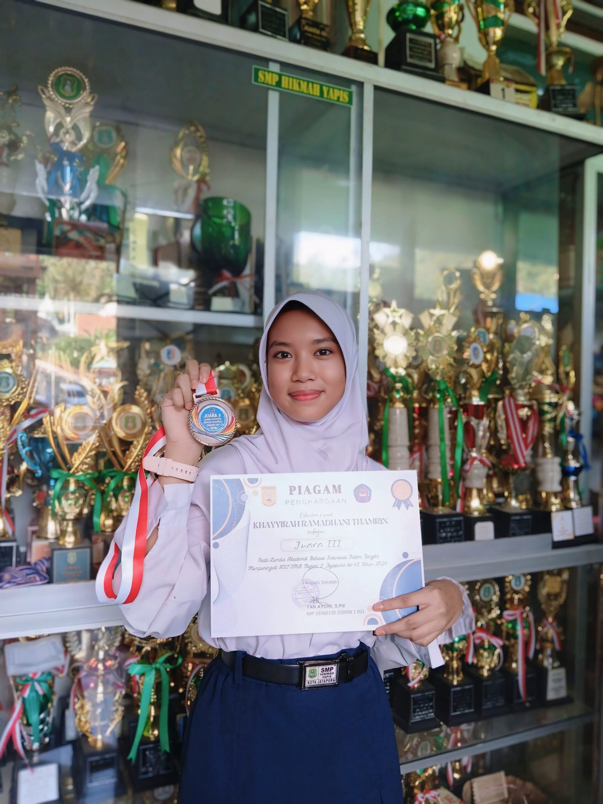 JUARA 3 LOMBA AKADEMIK BAHASA INDONESIA DALAM RANGKA HUT KE-54 SMA NEGERI 2 KOTA JAYAPURA TAHUN 2025