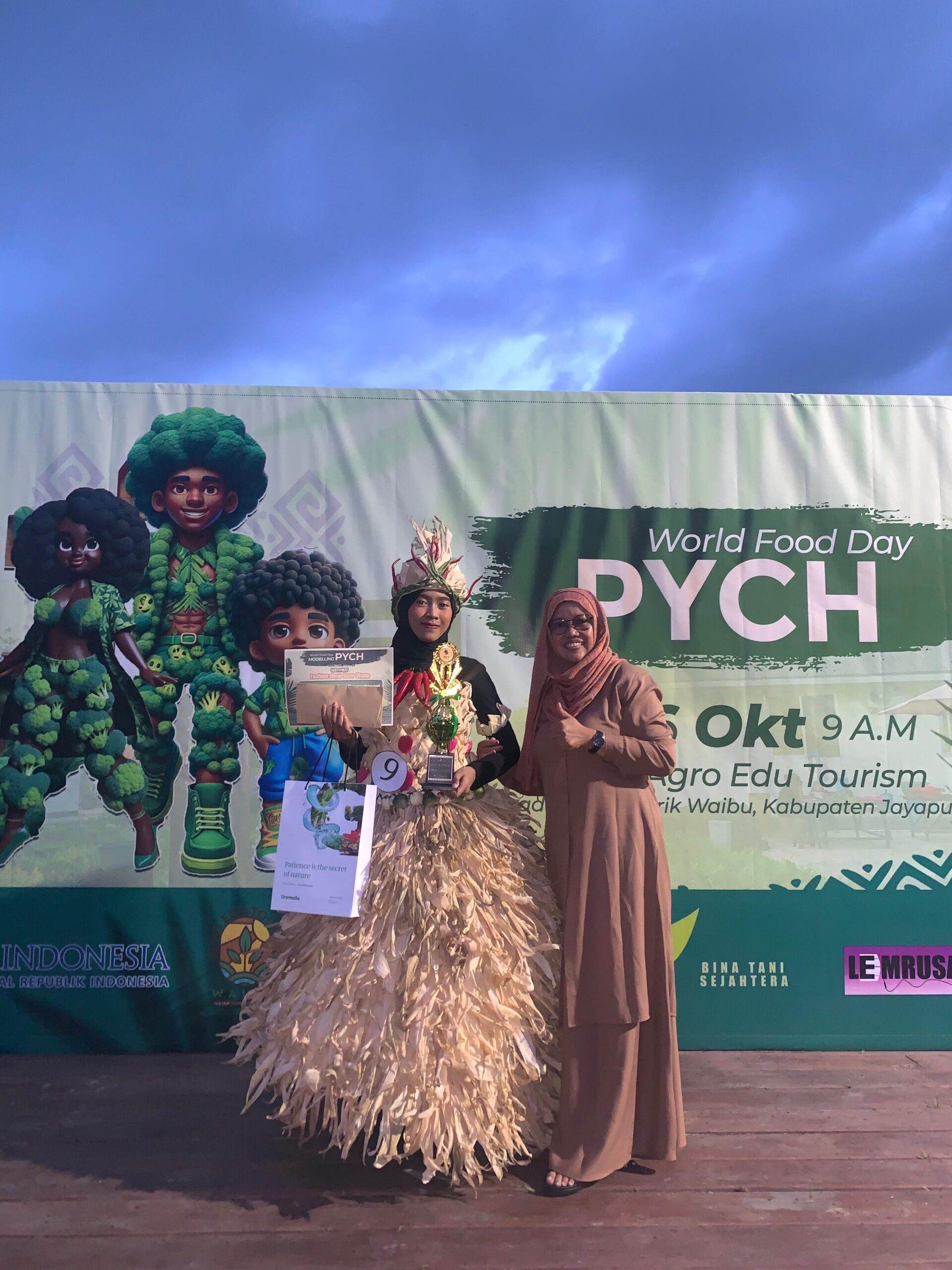 JUARA 3 FASHION SHOW DAUR ULANG DALAM RANGKA HARI PANGAN SEDUNIA TINGKAT KABUPATEN JAYAPURA TAHUN 2024